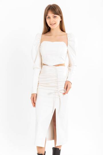 Deri Kumaş Diz Altı Boy Yırtmaçlı Büzgü Detaylı Kadın Etek-Ekru