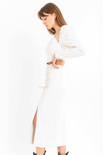 Deri Kumaş Diz Altı Boy Yırtmaçlı Büzgü Detaylı Kadın Etek-Ekru - 2