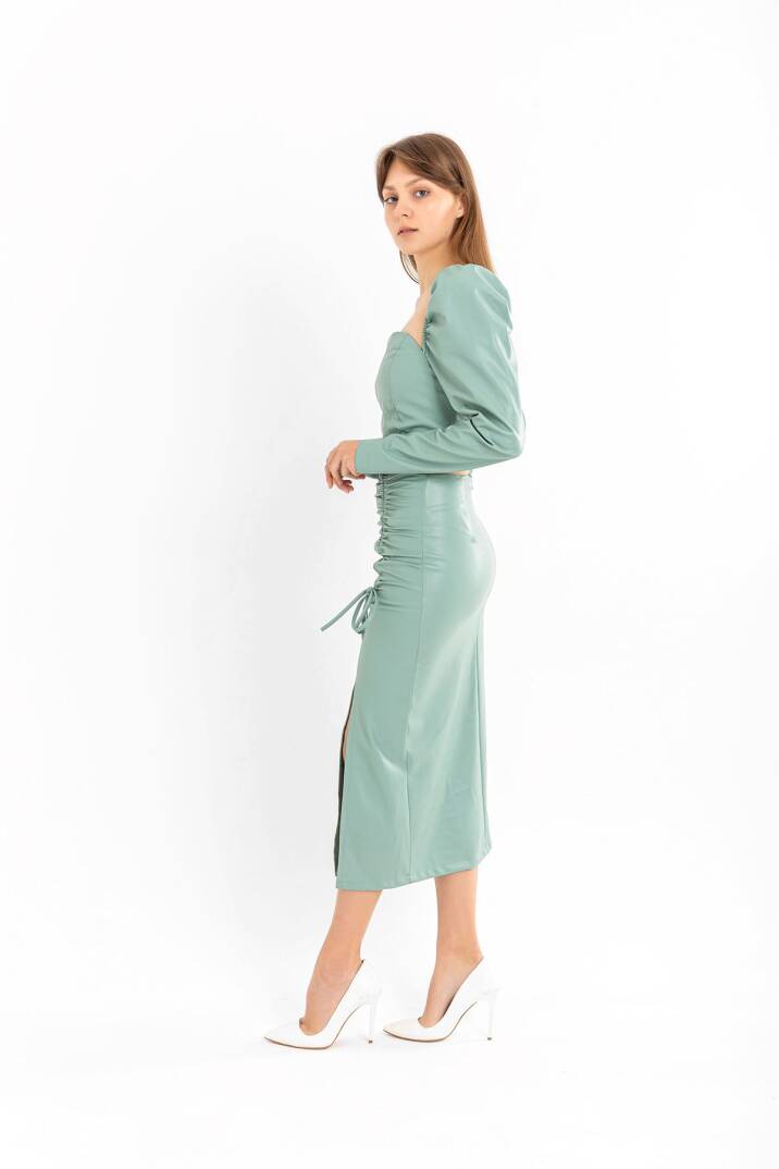 Deri Kumaş Diz Altı Boy Yırtmaçlı Büzgü Detaylı Kadın Etek-Mint - 3