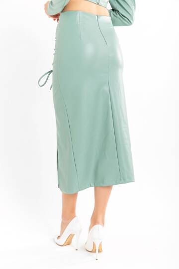 Deri Kumaş Diz Altı Boy Yırtmaçlı Büzgü Detaylı Kadın Etek-Mint - 5