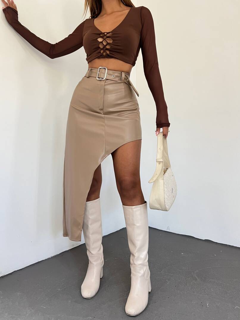Derin Yırtmaç Detaylı Kemerli Suni Deri Etek - 1