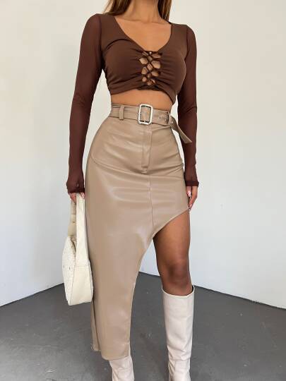 Derin Yırtmaç Detaylı Kemerli Suni Deri Etek - 2