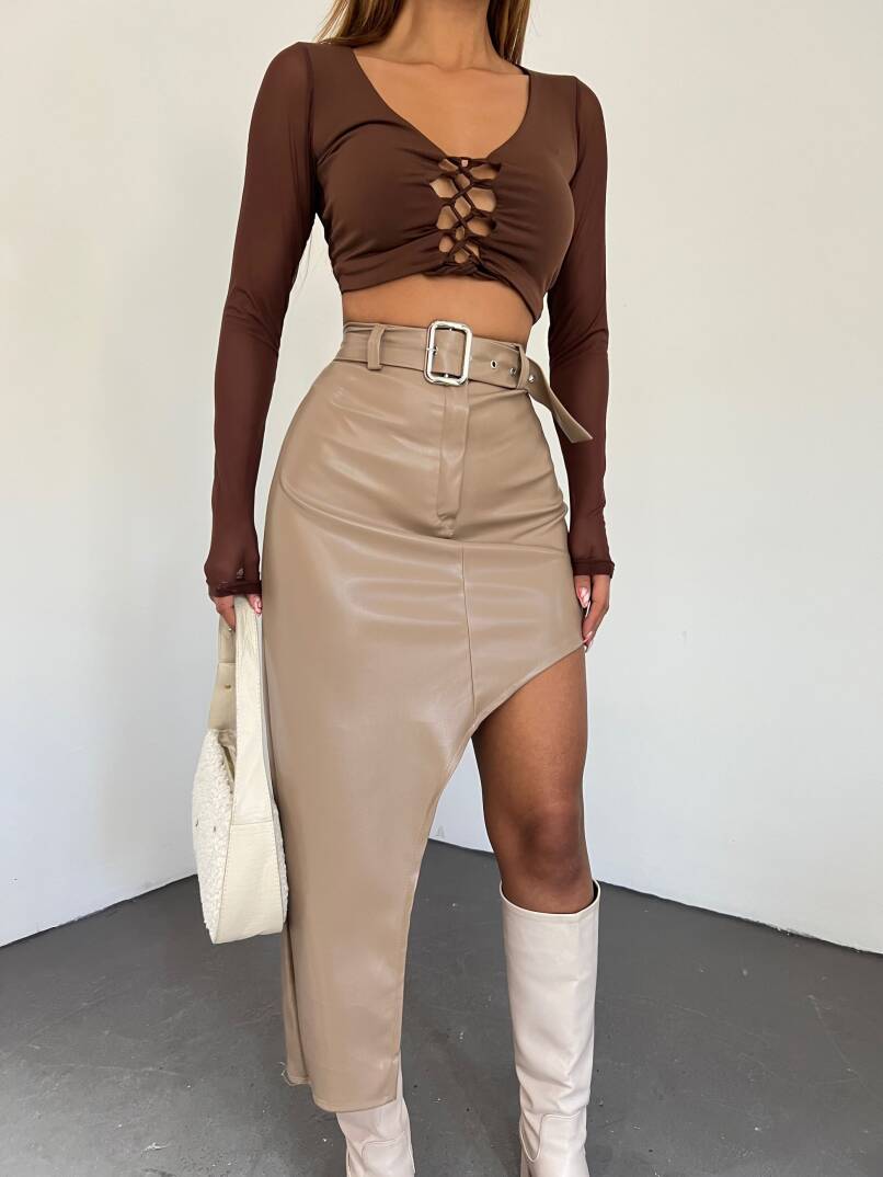 Derin Yırtmaç Detaylı Kemerli Suni Deri Etek - 2