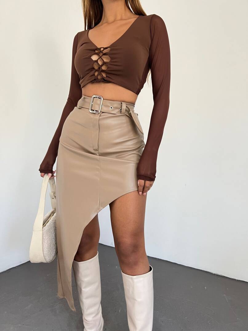 Derin Yırtmaç Detaylı Kemerli Suni Deri Etek - 4