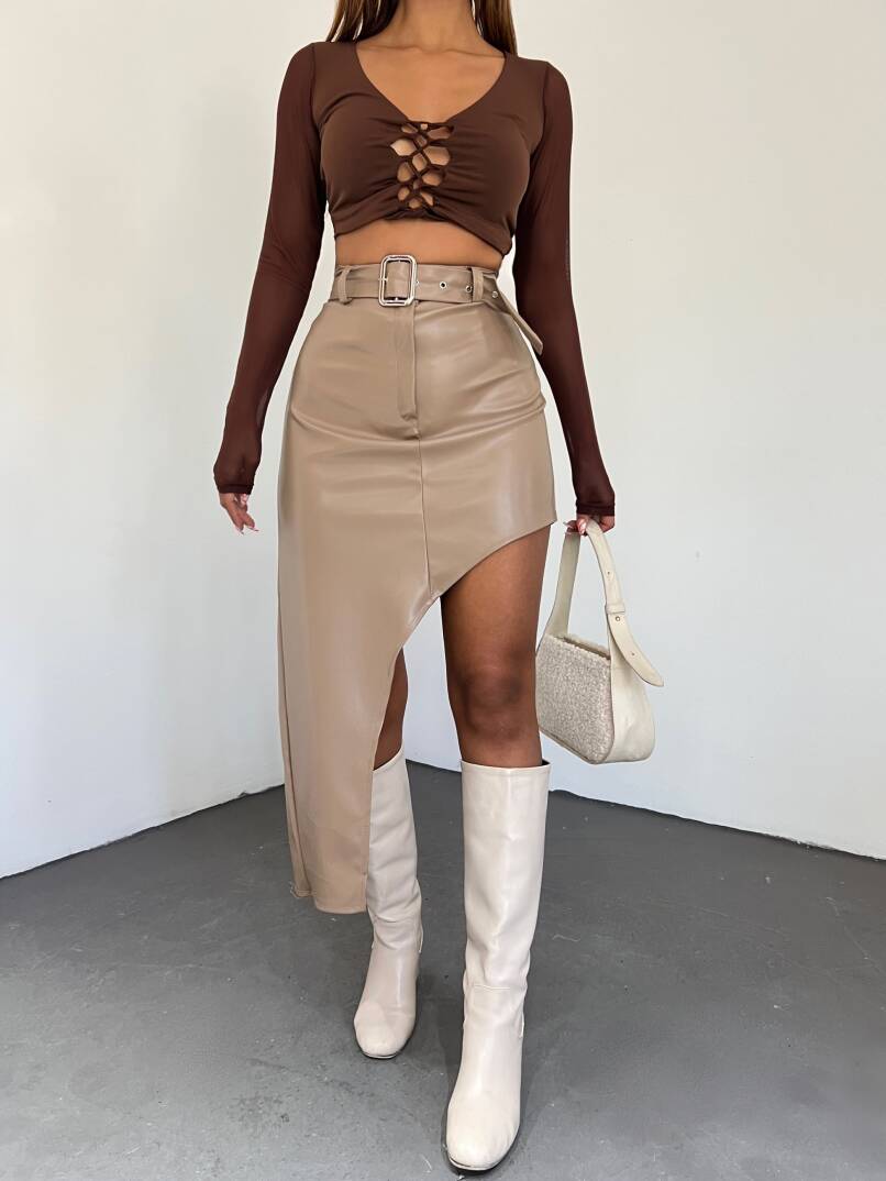 Derin Yırtmaç Detaylı Kemerli Suni Deri Etek - 5