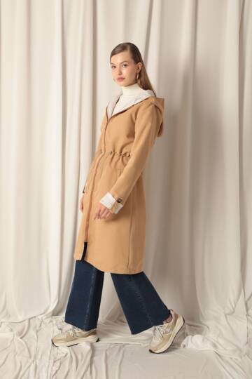 Torino Kumaş Çizgili Garnili Kapüşonlu Kadın Camel Yağmurluk