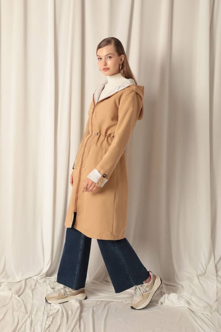 Torino Kumaş Çizgili Garnili Kapüşonlu Kadın Camel Yağmurluk - 1